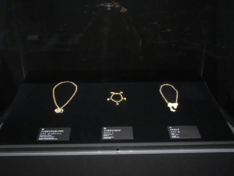 A number of jewelry works called "the highest peak of black art" shine brightly