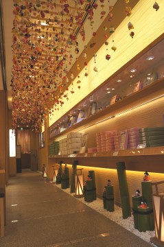About 800 hung chicks are displayed from the first floor to the second floor (The picture shows the exhibition area next to the first floor store)
