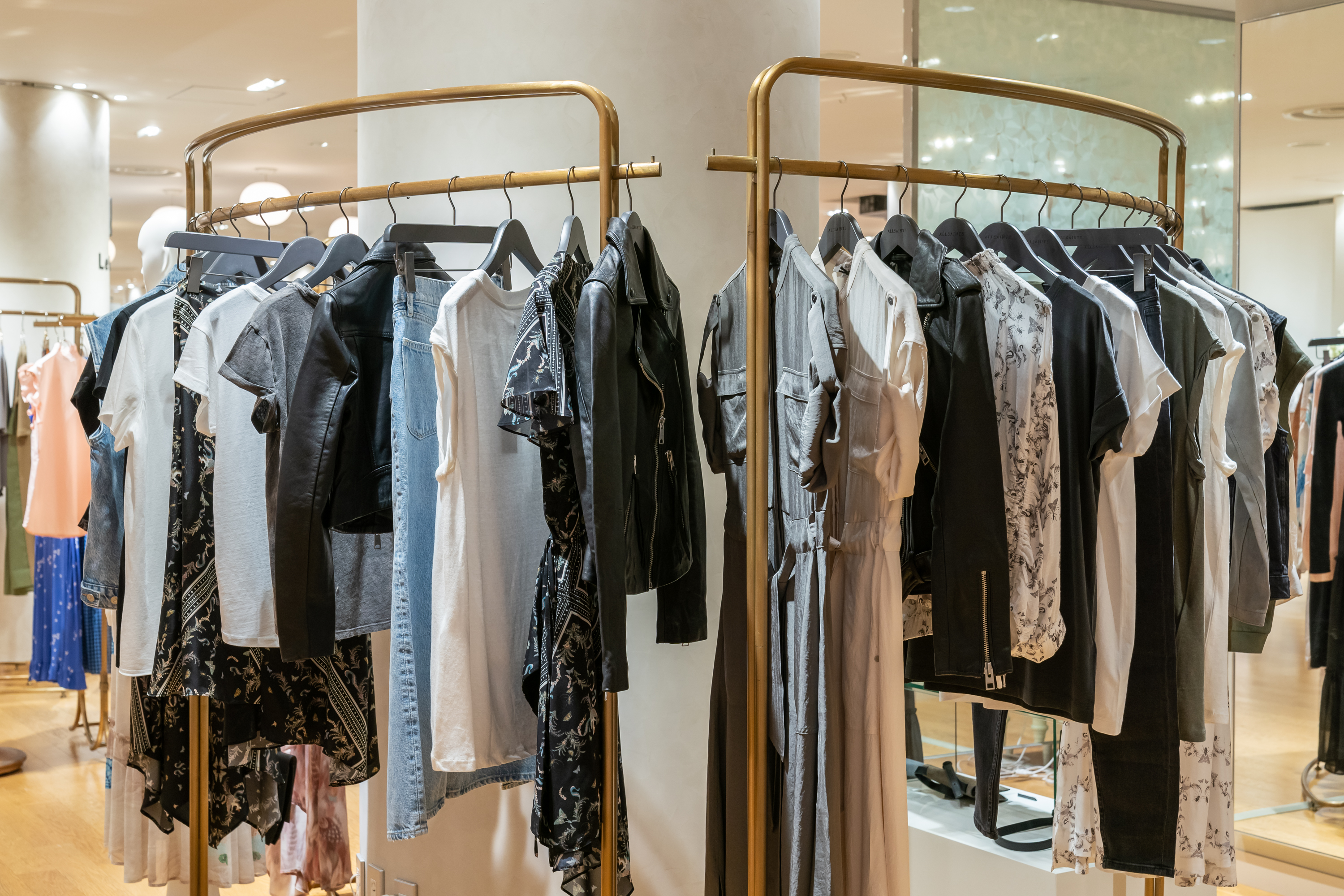 opens pop-up fashion shop in central London